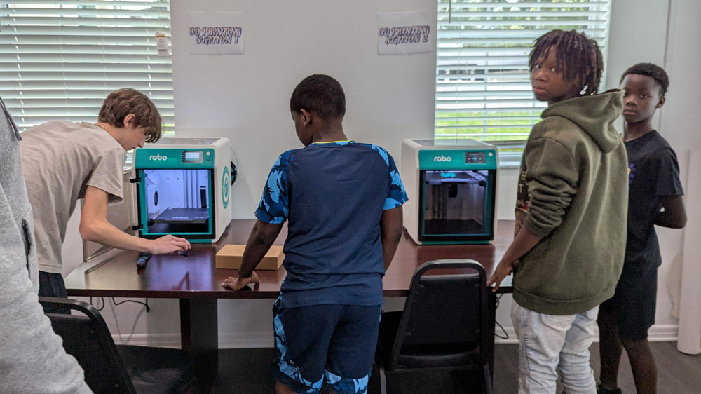 SPHA youth participating in 3D technology lab in Jordan Park.